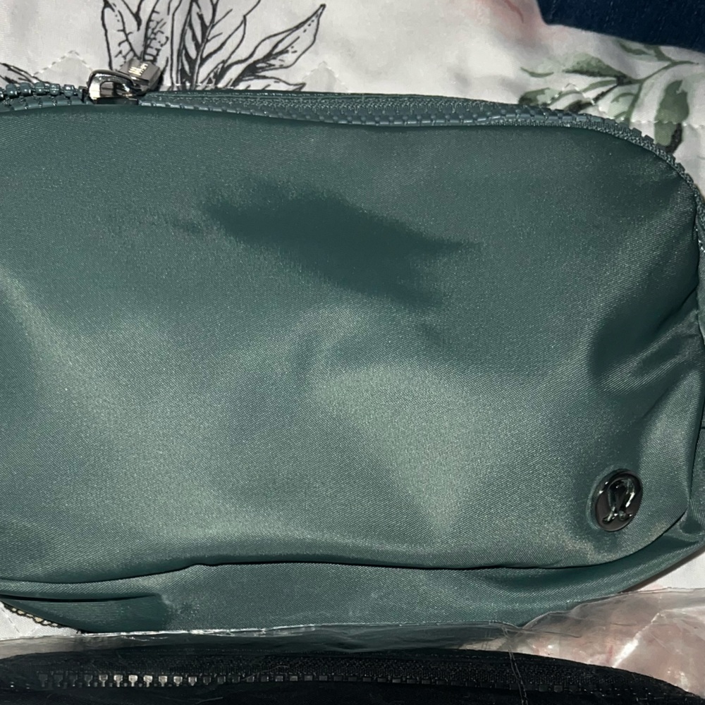 BNWT Everywhere Bag 🦋